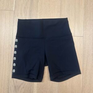 Barrys x lululemon wunder train short
